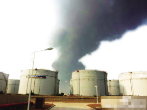 南島晚報數(shù)字報 青島輸油管道爆燃事故致35人遇難，輸油安全警鐘再鳴